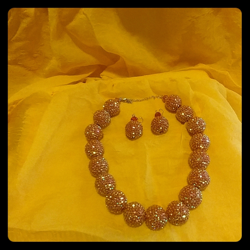Decorative irresdesant ball Necklace.